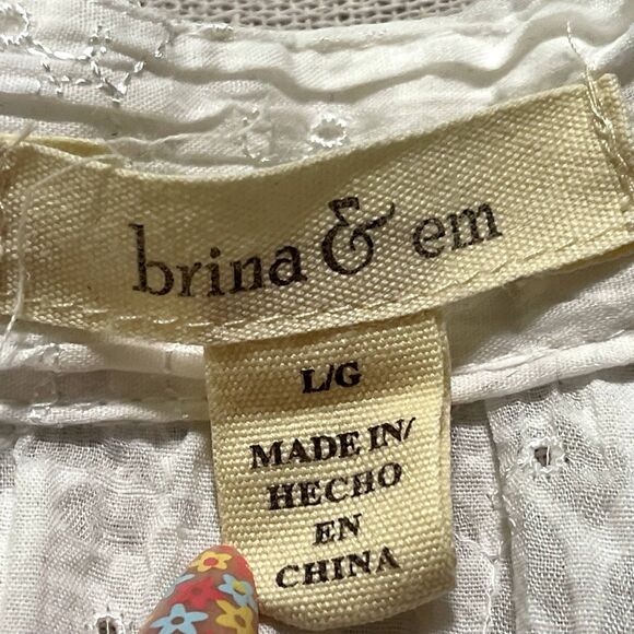 Brina & Em | White Eyelet Embroidered Button-Front Blouse | Large - Picture 6 of 8
